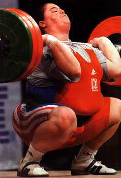 Это Черил Хейворт, американская штангистка. Лет ей 17, рост 175 см, вес 135 кг; лежа она жмет 225 кг; в обычный тренировочный день поднимает 25 тонн